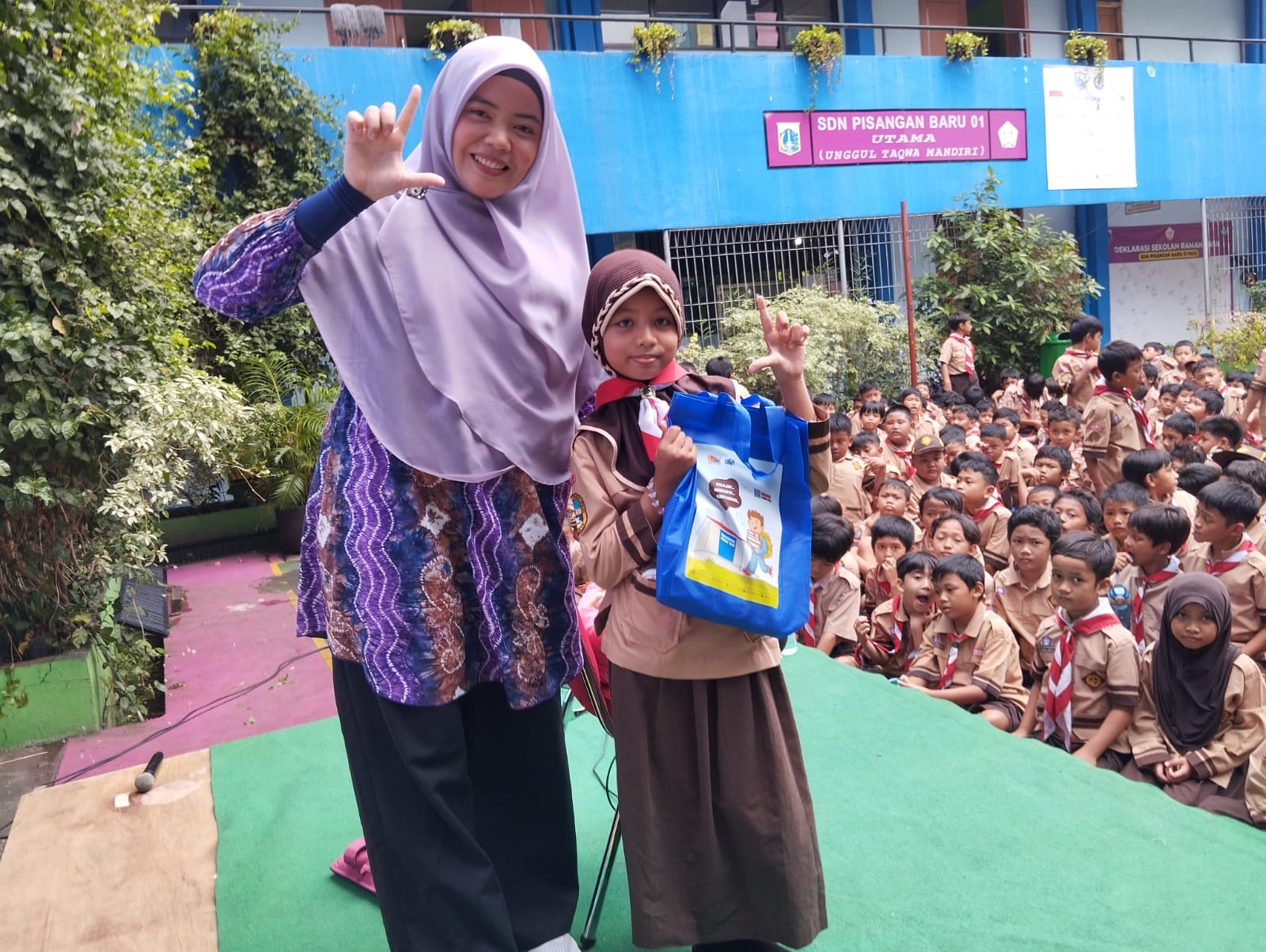 Wisata LiterAsyik Ke SDN Pisangan Baru 01